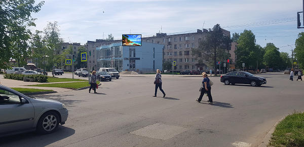 Светодиодный экран расположен на одном из самых оживленных перекрестках города Кингисеппа, ул. Октябрьская д18А/14